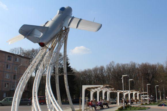 Новини Вінниці - фото з Постамент для МіГу на Космонавтів обшивають склопластиком Постамент для МіГу на Космонавтів обшивають склопластиком, фото №4 на сайті 20minut.ua