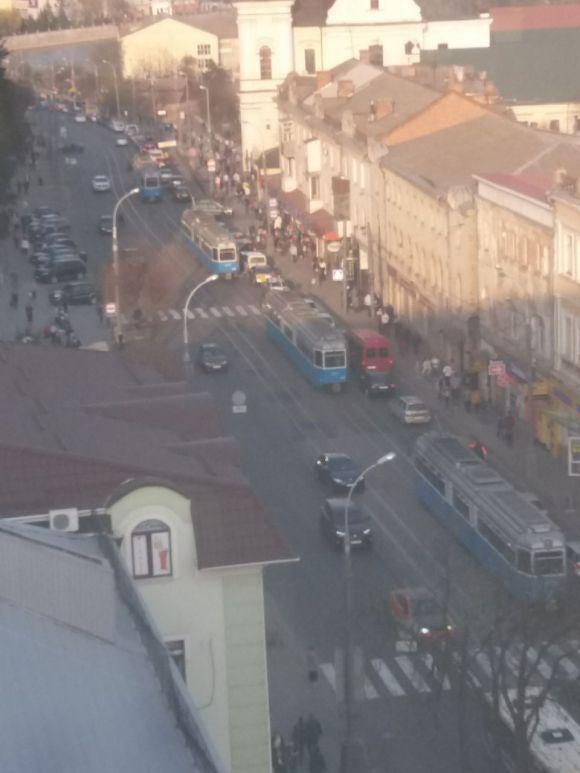 На Центральному мосту ДТП «лоб у лоб». Центр міста став у заторах, фото №1 на сайті 20minut.ua