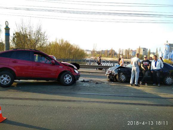 Новини Вінниці - фото з На Центральному мосту ДТП «лоб у лоб». Центр міста став у заторах
