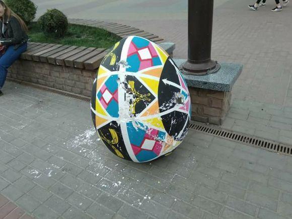 Новини Хмельницького - фото з Били з ноги. Вночі у центрі Хмельницького троє хлопців знищили великодні писанки Били з ноги. Вночі у центрі Хмельницького троє хлопців знищили великодні писанки, фото №3 на сайті vsim.ua