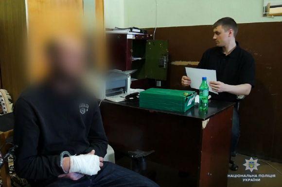 Розбійний напад на Тернопільській. Як  патрульні затримали озброєних злочинців, фото №2 на сайті vsim.ua