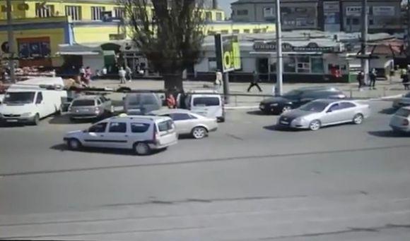 Новини Вінниці - фото з Дві ДТП та масова бійка біля мерії: що зафіксували камери на вихідних? Дві ДТП та масова бійка біля мерії: що зафіксували камери на вихідних?, фото №3 на сайті 20minut.ua