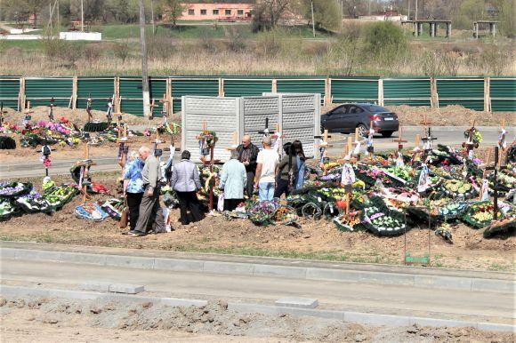 Новини Вінниці - фото з Без протестів і натовпу: перші проводи на новому цвинтарі у Сабарові Без протестів і натовпу: перші проводи на новому цвинтарі у Сабарові, фото №3 на сайті 20minut.ua