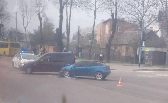 Новини Вінниці - фото з Біля 26-ої школи стукнулися два «Опелі». Розійшлися по європротоколу Біля 26-ої школи стукнулися два «Опелі». Розійшлися по європротоколу, фото №1 на сайті 20minut.ua