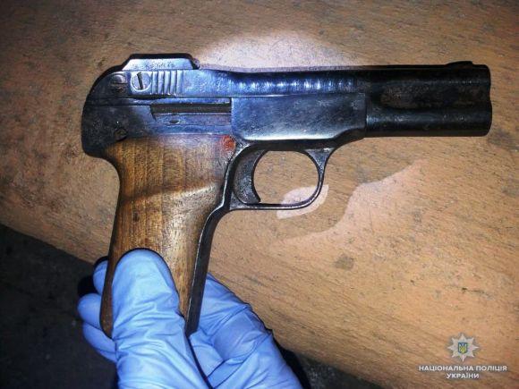 На 600-річчя вінничанин розмахував пістолетом —  не хотів платити рахунок, фото №1 на сайті 20minut.ua