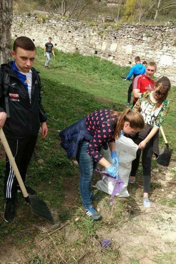 Новини Кам'янця-Подільського - фото з Студенти Кам’янця взяли участь в акції прибирання міста (ФОТО) Студенти Кам’янця взяли участь в акції прибирання міста (ФОТО), фото №3 на сайті 20minut.ua