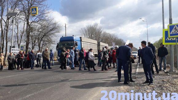 Новини Вінниці - фото з Боротьба за землю під Вінницею: активісти перекрили трасу (ФОТО з місця) Боротьба за землю під Вінницею: активісти перекрили трасу (ФОТО з місця), фото №1 на сайті 20minut.ua