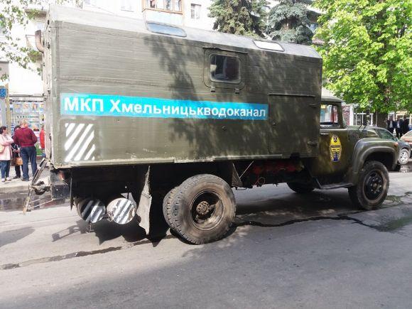 Новини Хмельницького - фото з В центрі Хмельницького на дорозі згорів автомобіль Chevrolet Lacetti В центрі Хмельницького на дорозі згорів автомобіль Chevrolet Lacetti, фото №2 на сайті vsim.ua