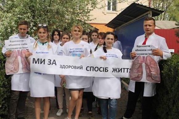 Студенти-медики Кам’янця провели флешмоб до Дня здоров’я (ФОТО), фото №2 на сайті 20minut.ua