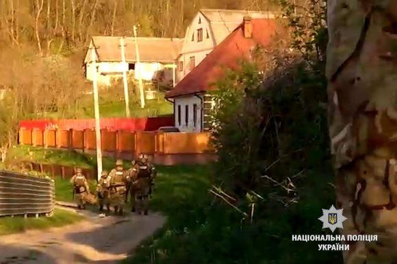 Новини Вінниці - фото з Перестрілка та заручниця. Чому у віддалене село прилетіли КОРДівці з автоматами? ОНОВЛЕНО Перестрілка та заручниця. Чому у віддалене село прилетіли КОРДівці з автоматами? ОНОВЛЕНО, фото №4 на сайті 20minut.ua