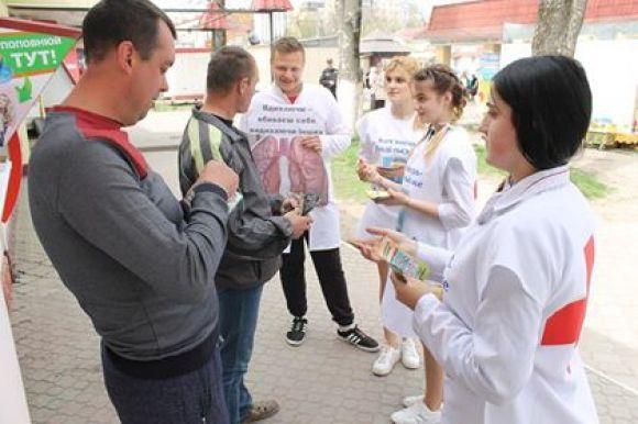 Студенти-медики Кам’янця провели флешмоб до Дня здоров’я (ФОТО), фото №1 на сайті 20minut.ua