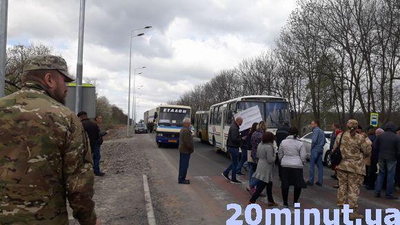 Новини Вінниці - фото з Боротьба за землю під Вінницею: активісти перекрили трасу (ФОТО з місця) Боротьба за землю під Вінницею: активісти перекрили трасу (ФОТО з місця), фото №7 на сайті 20minut.ua
