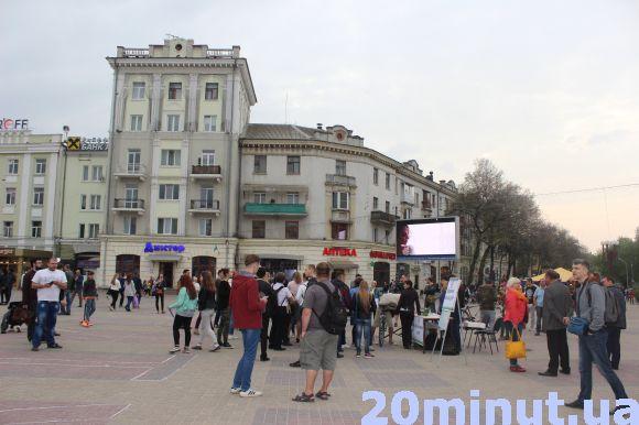 Новини Тернополя - фото з "Врятуй парк". На Театральному майдані провели акцію проти забудови парку Нацвідродження "Врятуй парк". На Театральному майдані провели акцію проти забудови парку Нацвідродження, фото №4 на сайті 20minut.ua