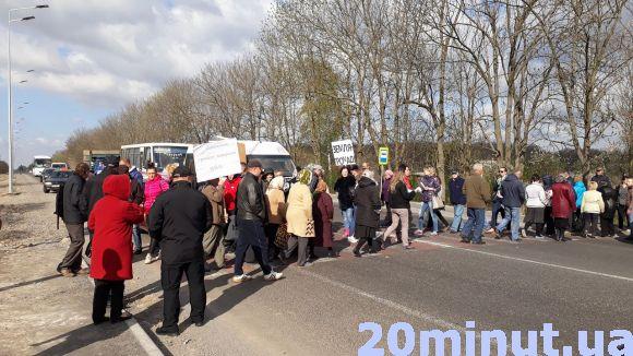 Новини Вінниці - фото з Боротьба за землю під Вінницею: активісти перекрили трасу (ФОТО з місця) Боротьба за землю під Вінницею: активісти перекрили трасу (ФОТО з місця), фото №2 на сайті 20minut.ua