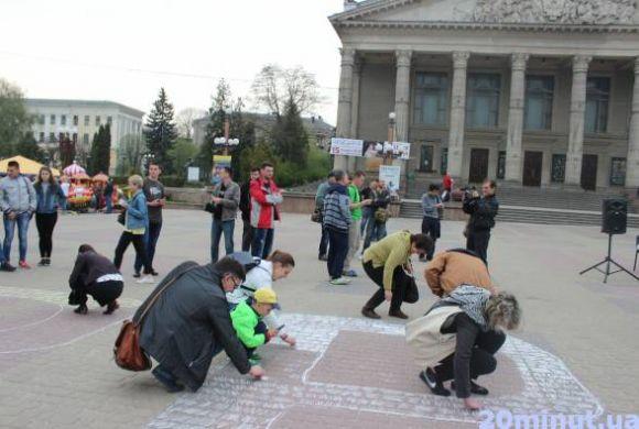 Новини Тернополя - фото з "Врятуй парк". На Театральному майдані провели акцію проти забудови парку Нацвідродження "Врятуй парк". На Театральному майдані провели акцію проти забудови парку Нацвідродження, фото №1 на сайті 20minut.ua