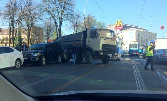 Новини Вінниці - фото з У центрі Вінниці «МАЗ» зачепив «Lexus». Штрафи отримали обидва водії У центрі Вінниці «МАЗ» зачепив «Lexus». Штрафи отримали обидва водії, фото №1 на сайті 20minut.ua
