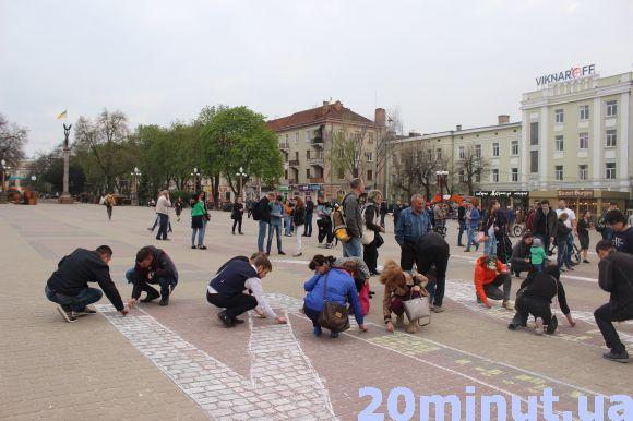 Новини Тернополя - фото з "Врятуй парк". На Театральному майдані провели акцію проти забудови парку Нацвідродження "Врятуй парк". На Театральному майдані провели акцію проти забудови парку Нацвідродження, фото №2 на сайті 20minut.ua