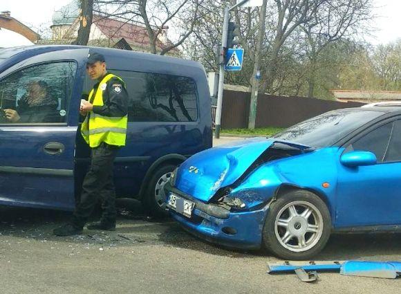 Новини Вінниці - фото з Біля 26-ої школи стукнулися два «Опелі». Розійшлися по європротоколу Біля 26-ої школи стукнулися два «Опелі». Розійшлися по європротоколу, фото №2 на сайті 20minut.ua