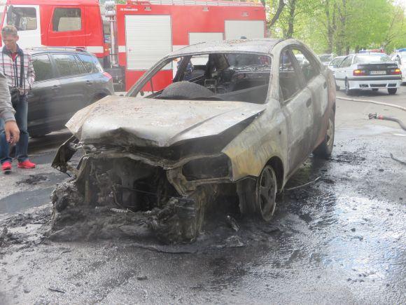 Новини Хмельницького - фото з В центрі Хмельницького на дорозі згорів автомобіль Chevrolet Lacetti В центрі Хмельницького на дорозі згорів автомобіль Chevrolet Lacetti, фото №3 на сайті vsim.ua