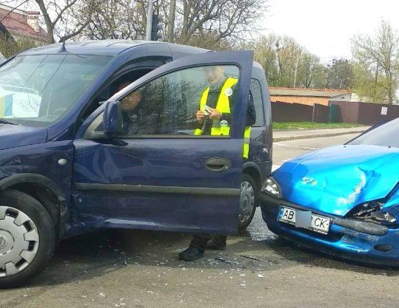 Новини Вінниці - фото з Біля 26-ої школи стукнулися два «Опелі». Розійшлися по європротоколу Біля 26-ої школи стукнулися два «Опелі». Розійшлися по європротоколу, фото №3 на сайті 20minut.ua