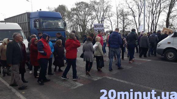 Новини Вінниці - фото з Боротьба за землю під Вінницею: активісти перекрили трасу (ФОТО з місця) Боротьба за землю під Вінницею: активісти перекрили трасу (ФОТО з місця), фото №3 на сайті 20minut.ua