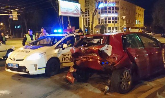 Новини Вінниці - фото з Потрійна ДТП у Вінниці: водія «Hyundai» з салону діставали рятувальники Потрійна ДТП у Вінниці: водія «Hyundai» з салону діставали рятувальники, фото №3 на сайті 20minut.ua
