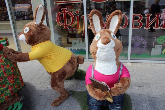 ФОТО ДНЯ. Замість «трамвайчику» на Соборній поставили «зайців», фото №2 на сайті 20minut.ua