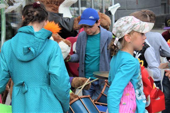 ФОТО ДНЯ. Замість «трамвайчику» на Соборній поставили «зайців», фото №5 на сайті 20minut.ua