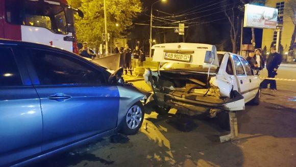 Новини Вінниці - фото з Потрійна ДТП у Вінниці: водія «Hyundai» з салону діставали рятувальники Потрійна ДТП у Вінниці: водія «Hyundai» з салону діставали рятувальники, фото №8 на сайті 20minut.ua