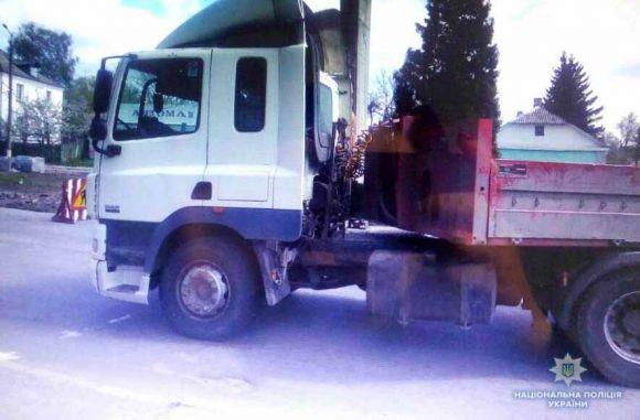 Новини Вінниці - фото з ДТП у центрі Хмільника: водій вантажівки «ДАФ» збив пішохода ДТП у центрі Хмільника: водій вантажівки «ДАФ» збив пішохода, фото №1 на сайті 20minut.ua