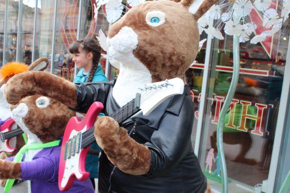 ФОТО ДНЯ. Замість «трамвайчику» на Соборній поставили «зайців», фото №6 на сайті 20minut.ua