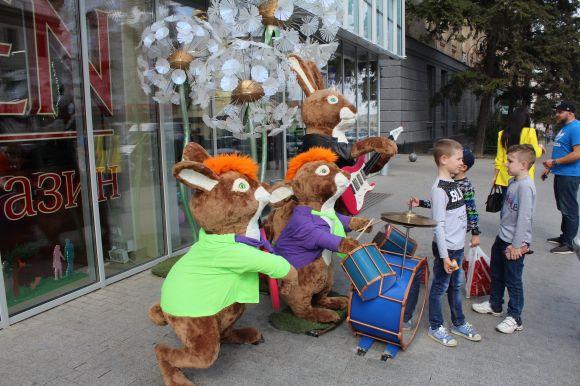 ФОТО ДНЯ. Замість «трамвайчику» на Соборній поставили «зайців», фото №3 на сайті 20minut.ua