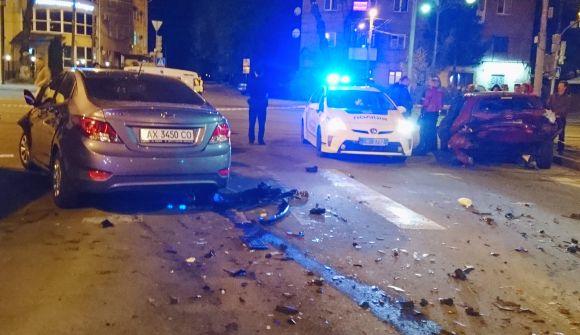 Новини Вінниці - фото з Потрійна ДТП у Вінниці: водія «Hyundai» з салону діставали рятувальники Потрійна ДТП у Вінниці: водія «Hyundai» з салону діставали рятувальники, фото №6 на сайті 20minut.ua