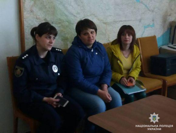 Новини Житомира - фото з На Житомирщині поліція та селяни врятували покинутого у замкненій квартирі дворічного хлопчика На Житомирщині поліція та селяни врятували покинутого у замкненій квартирі дворічного хлопчика, фото №1 на сайті 20minut.ua