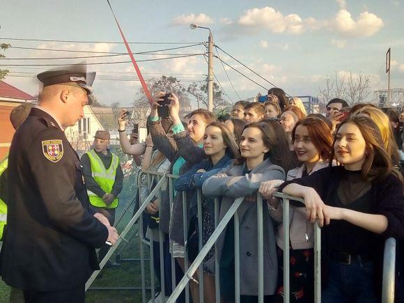 Відкриття фонтану Рошен. На набережній багато людей, поліції і музики, фото №8 на сайті 20minut.ua