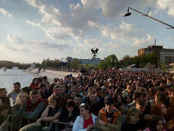 Відкриття фонтану Рошен. На набережній багато людей, поліції і музики, фото №7 на сайті 20minut.ua