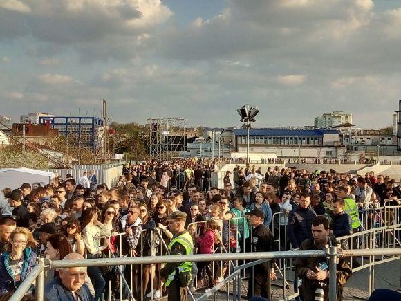 Відкриття фонтану Рошен. На набережній багато людей, поліції і музики, фото №10 на сайті 20minut.ua