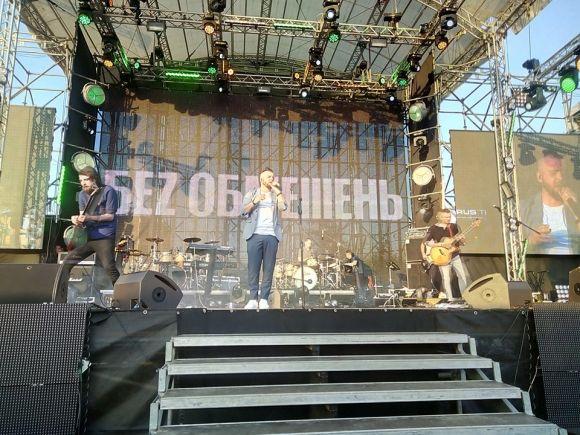 Відкриття фонтану Рошен. На набережній багато людей, поліції і музики, фото №2 на сайті 20minut.ua