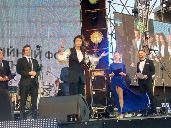 Відкриття фонтану Рошен. На набережній багато людей, поліції і музики, фото №3 на сайті 20minut.ua