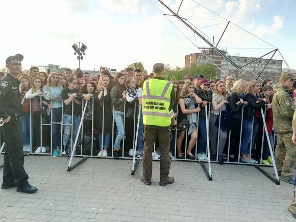 Відкриття фонтану Рошен. На набережній багато людей, поліції і музики, фото №9 на сайті 20minut.ua