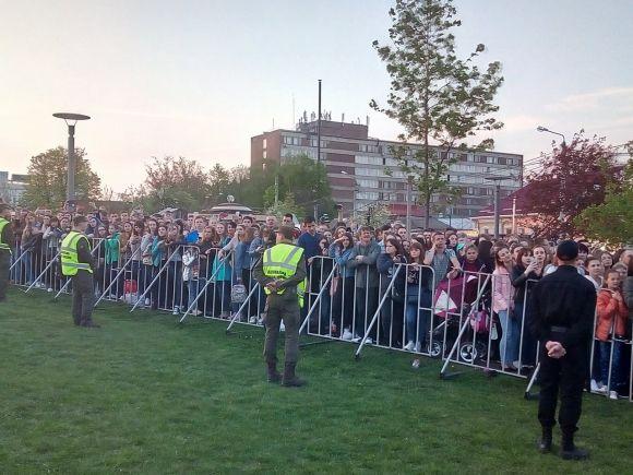 Відкриття фонтану Рошен. На набережній багато людей, поліції і музики, фото №6 на сайті 20minut.ua