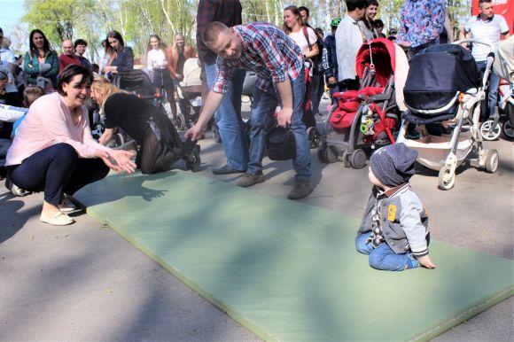 Новини Вінниці - фото з Забіг у повзунках: малюків приманювали смартфонами, ключами та іграшками Забіг у повзунках: малюків приманювали смартфонами, ключами та іграшками, фото №3 на сайті 20minut.ua