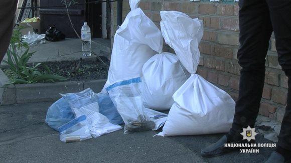 Новини Вінниці - фото з У вінничанина вдома знайшли десять кілограм наркотиків та гранати У вінничанина вдома знайшли десять кілограм наркотиків та гранати, фото №2 на сайті 20minut.ua