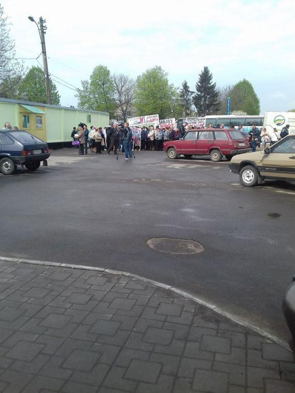 Новини Хмельницького - фото з "Молочний скандал": у Старокостянтинові на мітинг вийшли ошукані селяни "Молочний скандал": у Старокостянтинові на мітинг вийшли ошукані селяни, фото №2 на сайті vsim.ua
