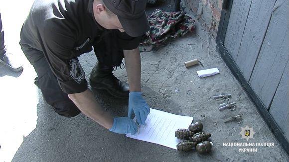 Новини Вінниці - фото з У вінничанина вдома знайшли десять кілограм наркотиків та гранати У вінничанина вдома знайшли десять кілограм наркотиків та гранати, фото №1 на сайті 20minut.ua