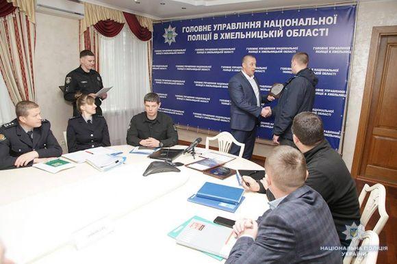 Головний поліцейський області нагородив двох хмельничан, які допомогли затримати озброєних бандитів, фото №1 на сайті vsim.ua
