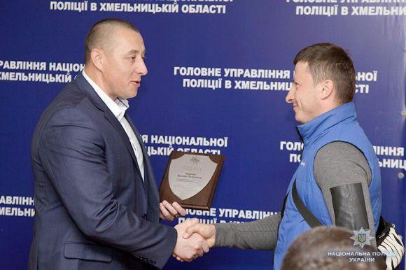 Головний поліцейський області нагородив двох хмельничан, які допомогли затримати озброєних бандитів, фото №2 на сайті vsim.ua