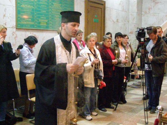 Новини Житомира - фото з Житомир: рятувальники зустрілися із родинами  померлих ліквідаторів наслідки аварії на ЧАЕС та взяли участь у молебні Житомир: рятувальники зустрілися із родинами  померлих ліквідаторів наслідки аварії на ЧАЕС та взяли участь у молебні, фото №1 на сайті 20minut.ua