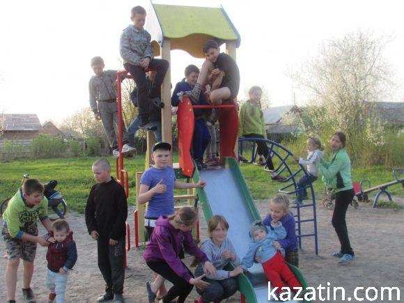 Майданчик на вулиці Чехова переповнений дітьми, фото №1 на сайті 20minut.ua