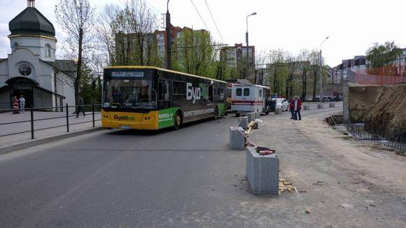 Новини Тернополя - фото з На повороті поблизу "День і ніч" не розминулись "швидка" і автобус. Дорогу перекрили На повороті поблизу "День і ніч" не розминулись "швидка" і автобус. Дорогу перекрили, фото №1 на сайті 20minut.ua